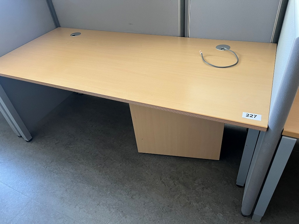 BENE Schreibtisch ca. 180 x 80 cm?d=2026-09-09 23:22:29
