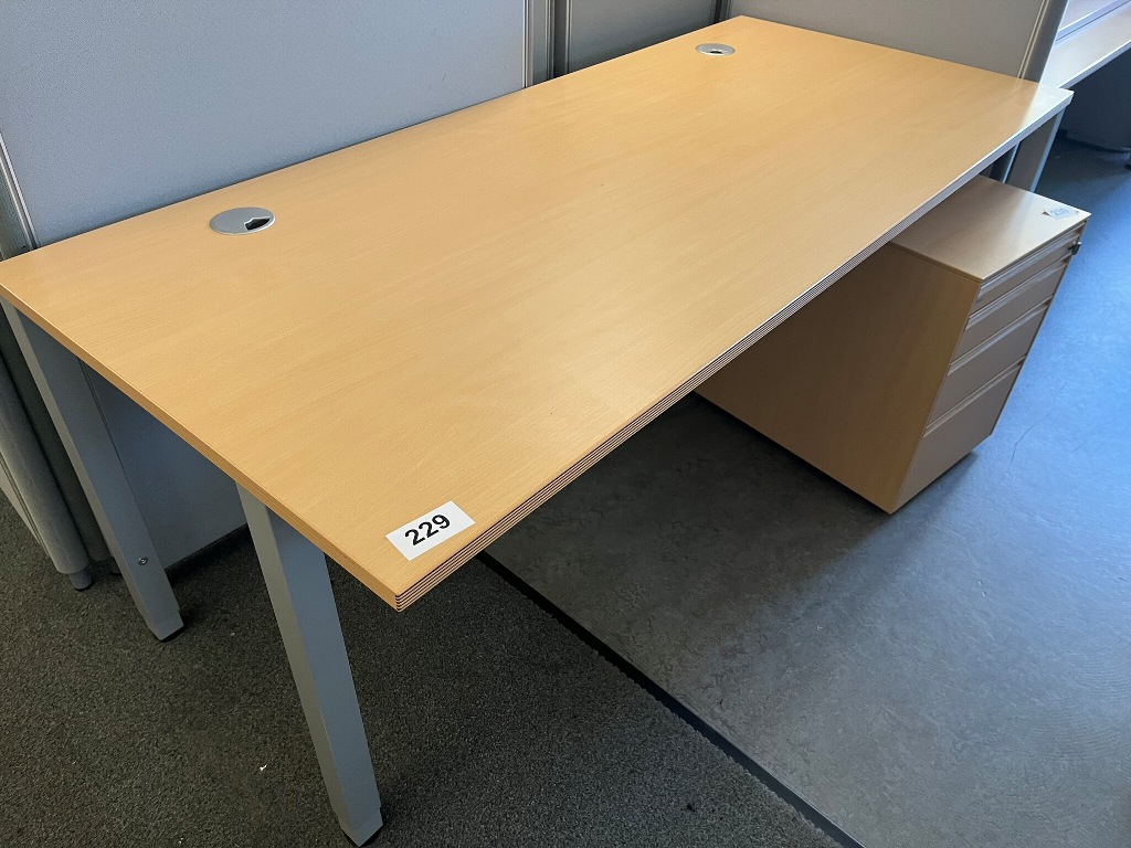BENE Schreibtisch ca. 180 x 80 cm?d=2026-09-09 23:22:30
