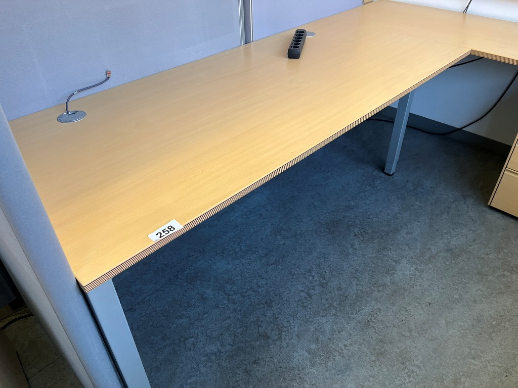 BENE Schreibtisch ca. 180 x 80 cm?d=2026-09-10 00:51:48