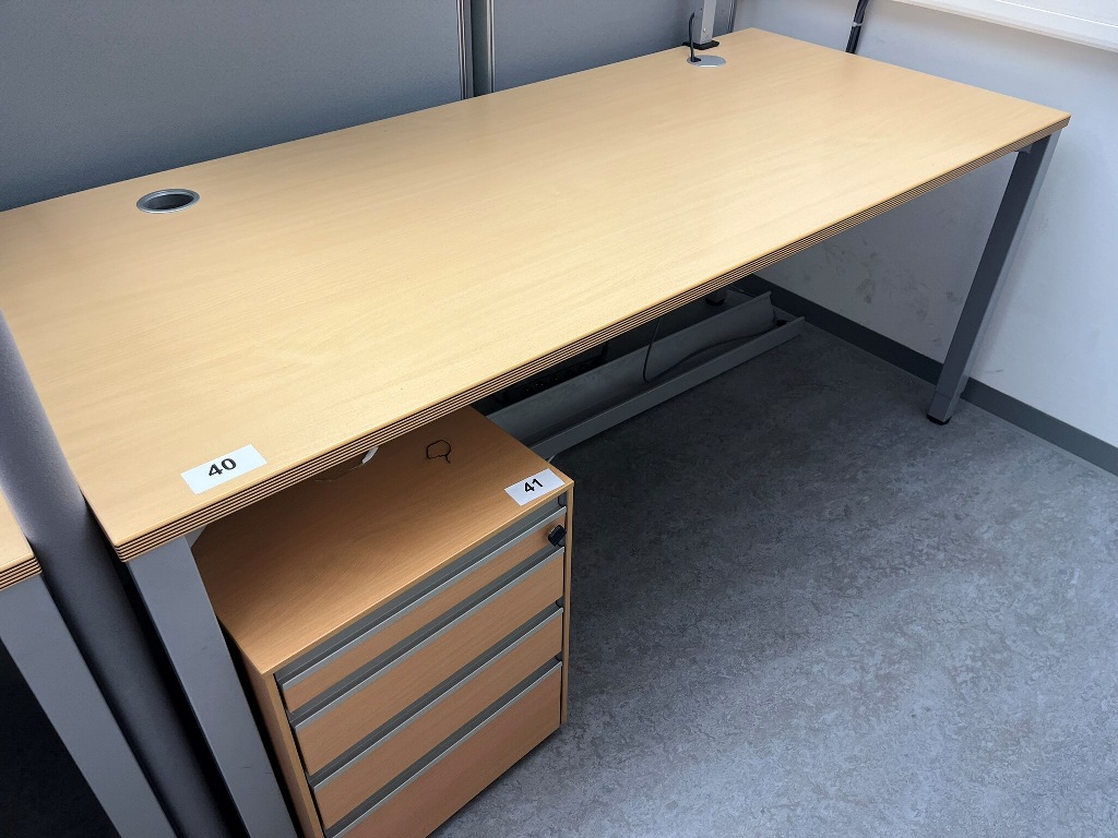 BENE Schreibtisch ca. 180 x 80 cm?d=2026-09-09 23:19:46