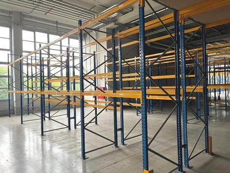 24.30 lfm Jungheinrich Schwerlastregal, bestehend aus 10 Jungheinrich Regalstehern 3200 mm und 36 Stk. Einh�ngebalken 2700 mm  und Sicherungen, 81 Palettenpl�tze / 9 Feder , Ware demontiert