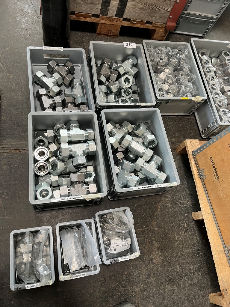 5 Kisten mit Verschraubern Halbzoll usw.?d=2026-09-22 20:27:48