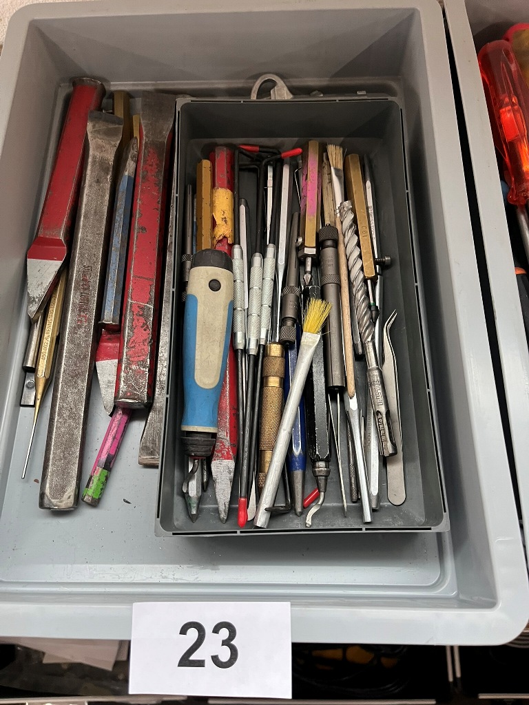 Kassette mit Stemmeisen und div. Bohrern?d=2026-09-22 20:27:23