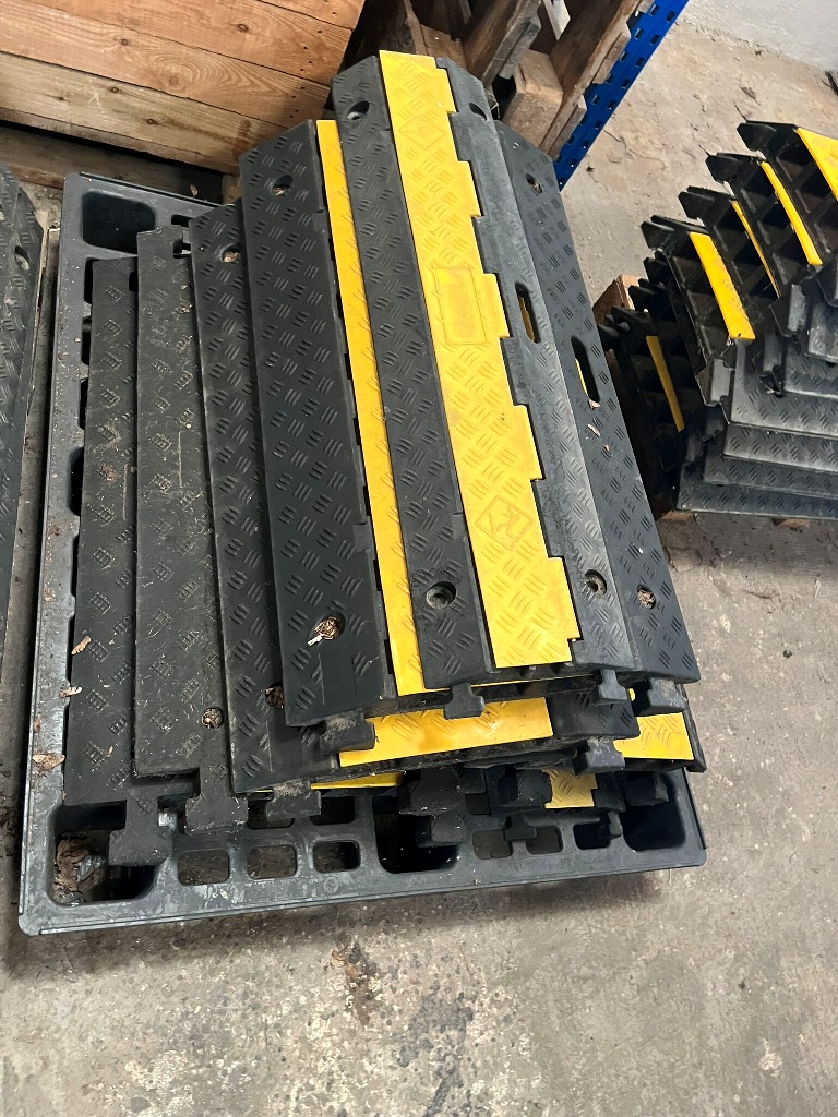 5 Paletten ca. 80 lfm Kunststoff-Kabelbr&uuml;cken?d=2026-09-22 21:04:16