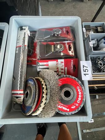 1 Kassette mit Hilti Schleifscheiben und Hilti Scraber