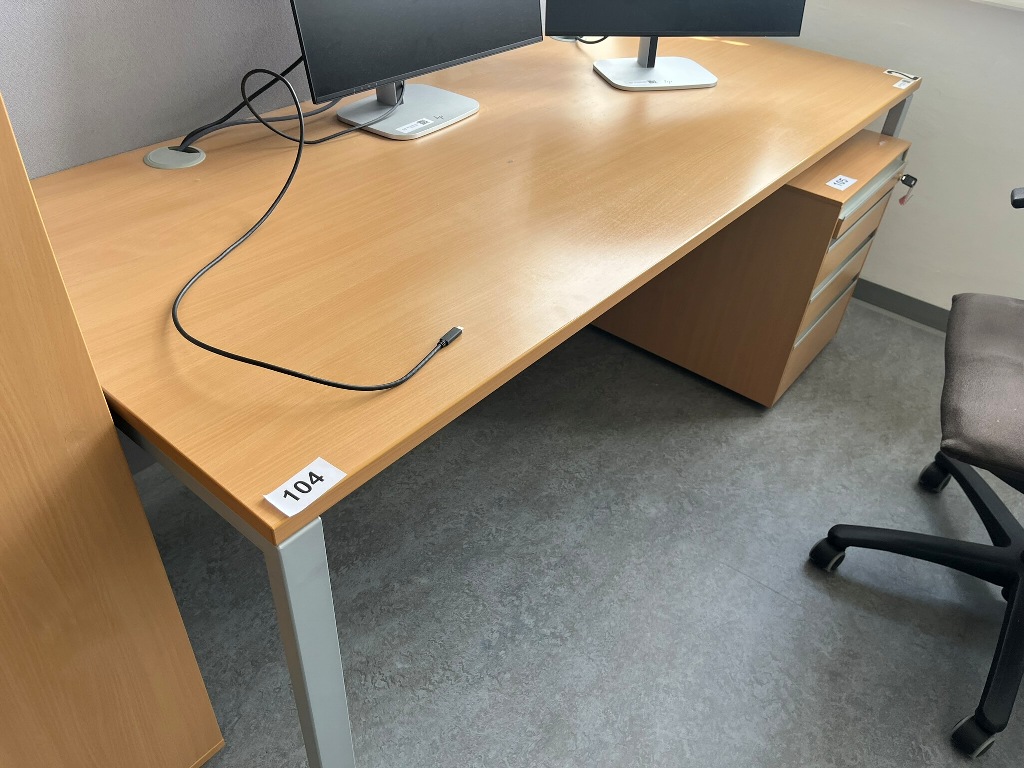 Hali Schreibtisch, ca. 180 x 80 cm?d=2026-09-23 23:07:00