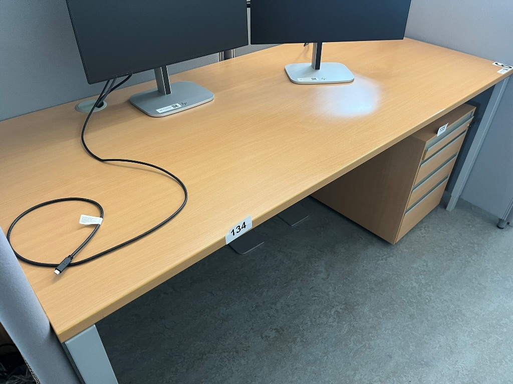 Hali Schreibtisch, ca. 180 x 80 cm?d=2026-09-23 23:06:45