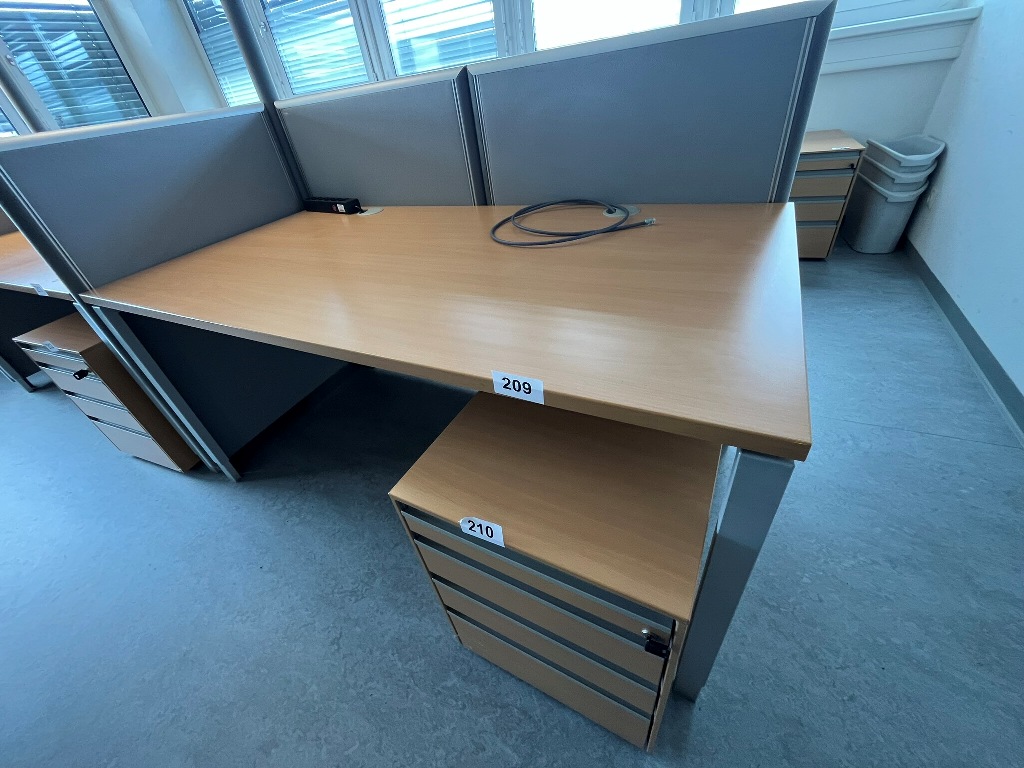 Hali Schreibtisch, ca. 180 x 80 cm?d=2026-09-23 23:06:55