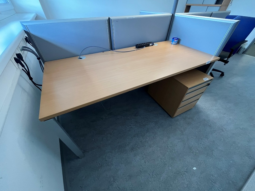 Hali Schreibtisch, ca. 180 x 80 cm?d=2026-09-23 23:06:51