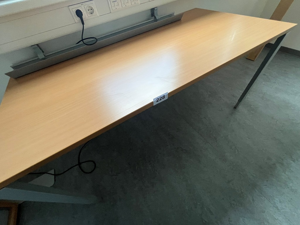 Hali Schreibtisch, ca. 180 x 80 cm?d=2026-09-23 23:07:14