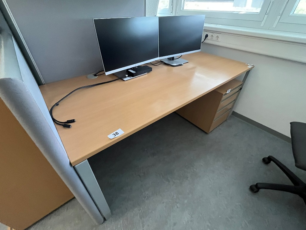 Hali Schreibtisch, ca. 180 x 80 cm?d=2026-09-23 23:06:54