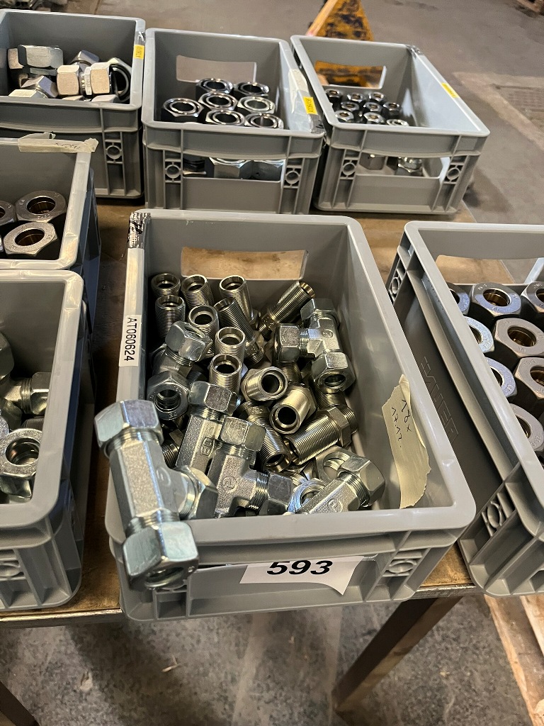 ca. 18 Stk. Verschraubungen