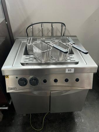 Zanussi Nudelkocher mit 4 Einsätzen ca. 80 x 75 x 110 cm Zanussi Nudelkocher mit 4 Einsätzen ca. 80 x 75 x 110 cm