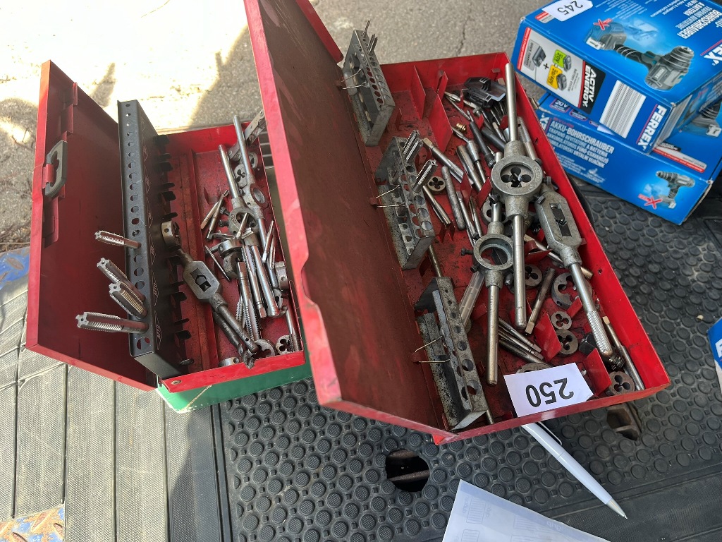 2 Kisten bef&uuml;llt mit Handwerkzeug?d=2026-10-13 22:43:30