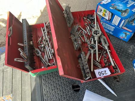 2 Kisten befüllt mit Handwerkzeug 2 Kisten befüllt mit Handwerkzeug