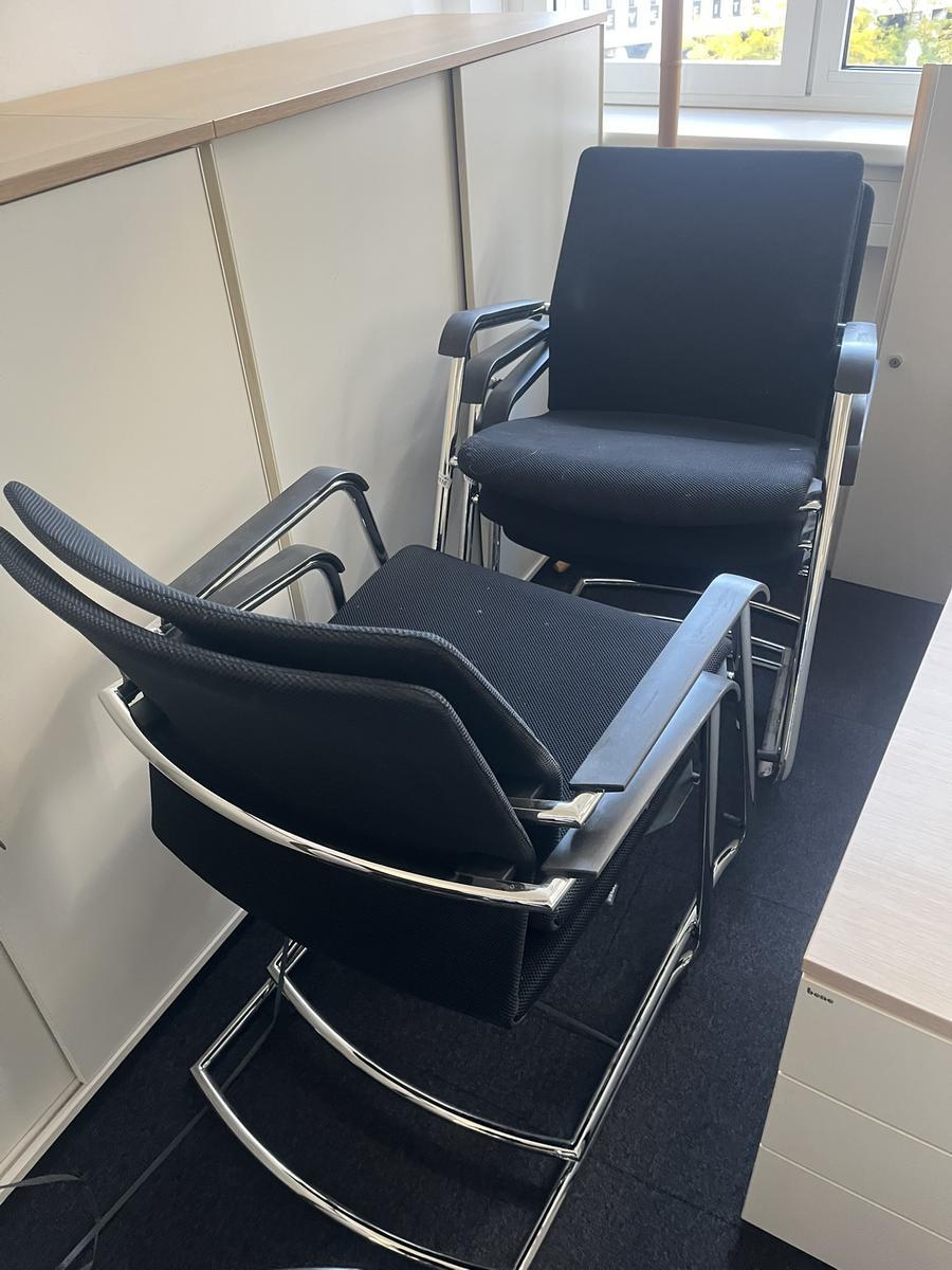 8 St&uuml;ck Wilkhahn Besprechungst&uuml;hle mit Armlehne schwarz?d=2026-10-17 11:16:26
