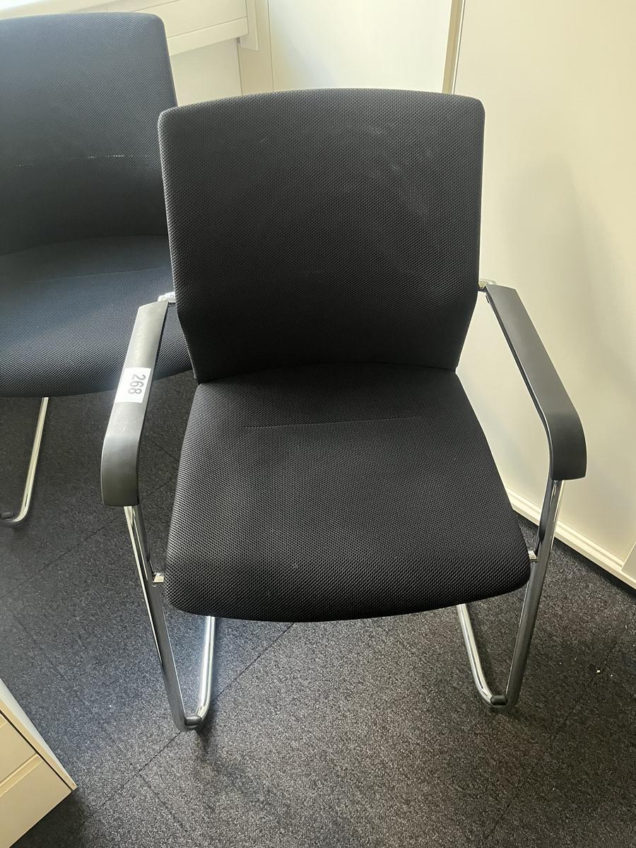 4 St&uuml;ck Wilkhahn Besprechungsst&uuml;hle mit Armlehne schwarz?d=2026-10-17 11:16:10