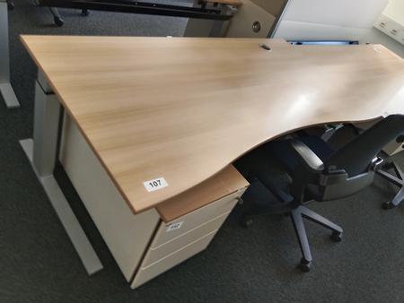 BENE Schreibtisch geschwungen, h�henverstellbar, Ma�e: L 180 x B 90 cm