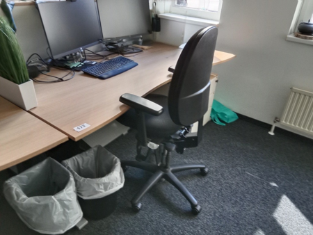 Schreibtisch geschwungen, h�henverstellbar, Ma�e: L 180 x B 90 cm