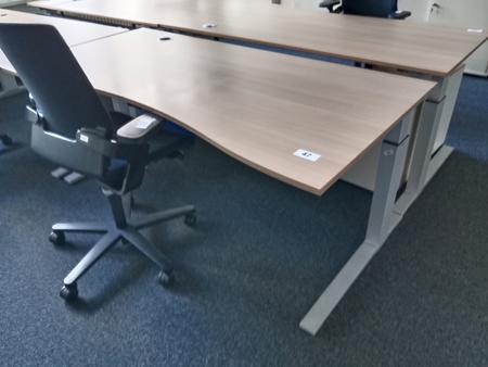BENE Schreibtisch geschwungen, h�henverstellbar, Ma�e: L 180 x B 90 cm