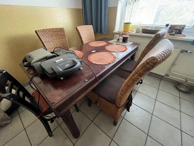 Massivholztisch ca. 90 x 180 cm mit 4 St&uuml;hlen?d=2026-10-23 10:30:42