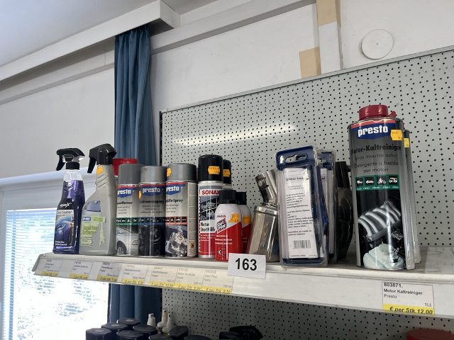 Regalebene mit Glasreiniger und Starthilfespray?d=2026-10-23 10:30:35