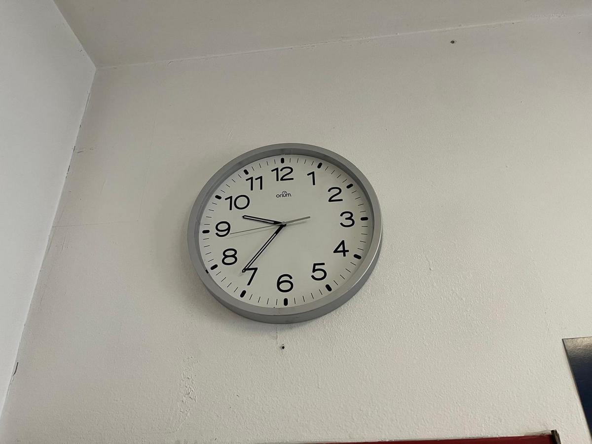 1 Wanduhr?d=2026-10-23 10:30:37