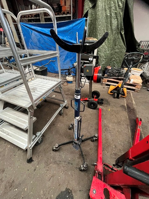 Zarges mobile Leiter mit Plateau