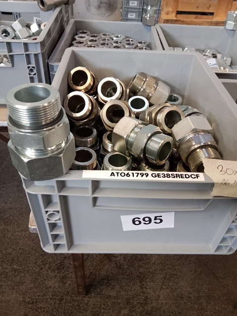 ca. 30 Stk. Verschraubungen?d=2026-10-22 02:27:10