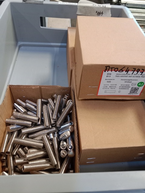 4 Pakete je 100 Stk. M 10 x 45 Gewindestifte
