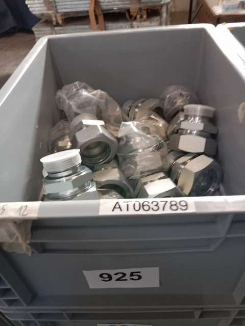 ca. 20 Stk. Verschraubungen?d=2026-10-22 01:43:32