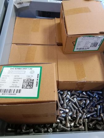 7 Pakete je 200 Stk. Schrauben M 6  x 20