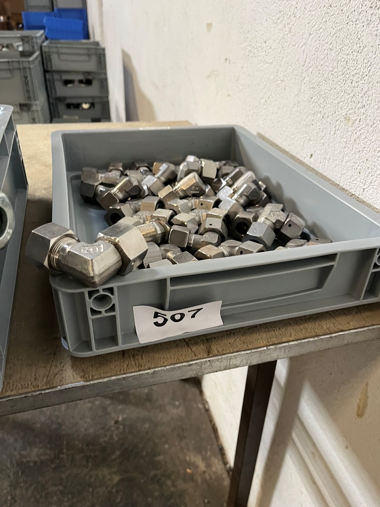 ca. 30 Stk. Verschraubungen?d=2026-10-22 02:26:33