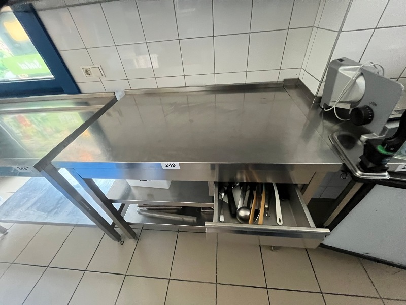 Edelstahl Arbeitstisch mit Panierlade ca. 120/69 cm?d=2026-10-24 10:40:22