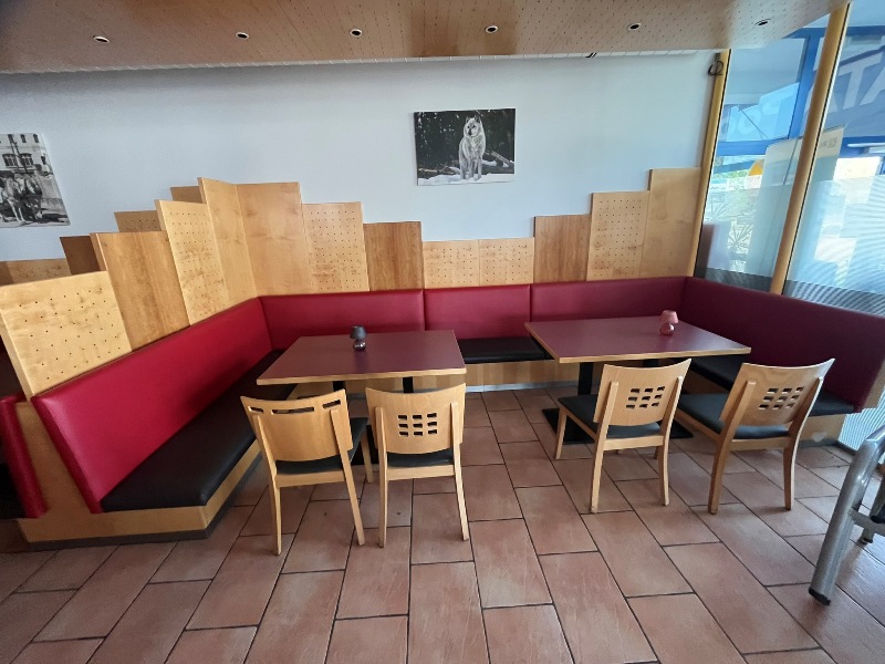 komplette Sitzbankverbau f&uuml;r 4 Tische - teilbar ca.940/180 cm?d=2026-10-24 10:39:33