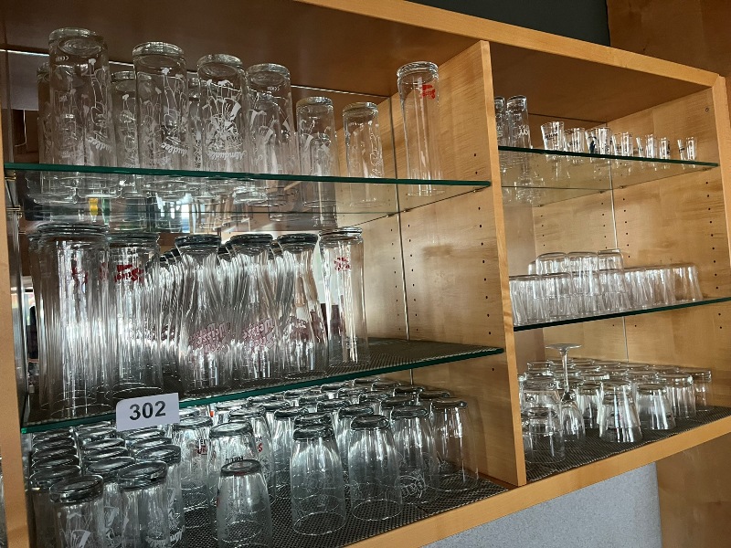 komplette Gl&auml;serbestand der Regalanlage