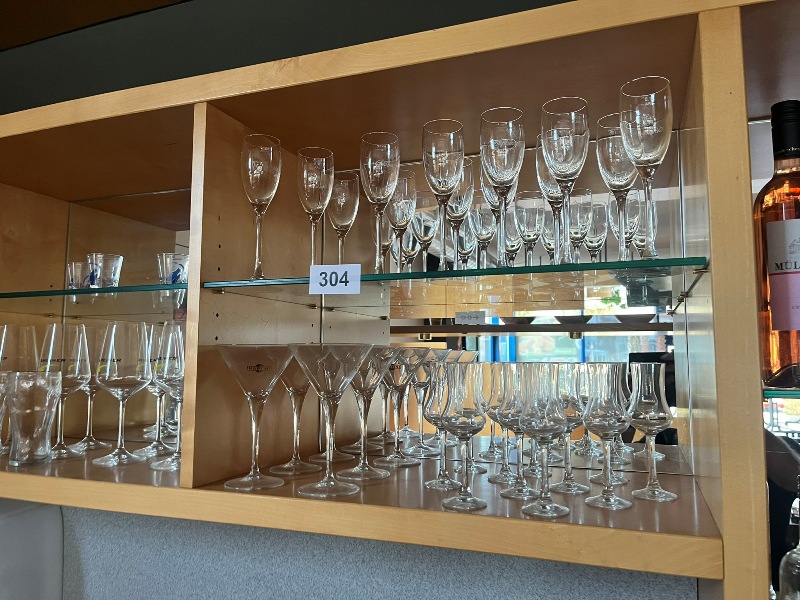 komplette Gl&auml;serbestand der Regalanlage