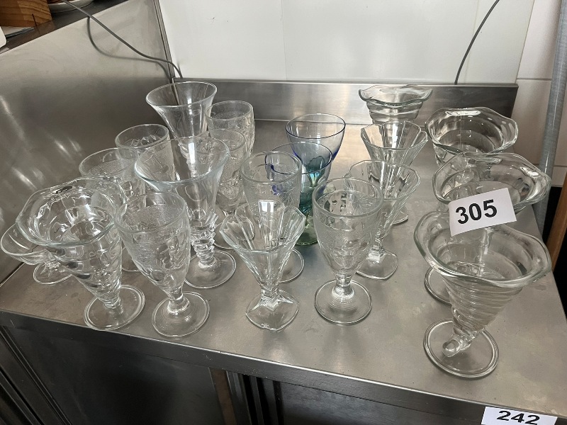 ca. 24 St&uuml;ck diverse Eisbecher?d=2026-10-24 10:39:39