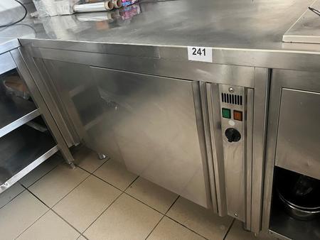 Speisen- u. Ausgabetheke mit W�rmeschrank und Bain Marie ca. 310/69/147 cm mit Schiebet�re und 2 Fachebenen