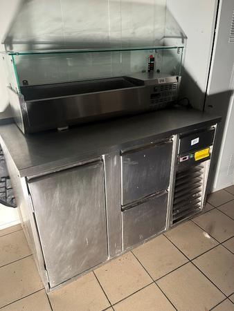 Edelstahl K�hlpult ca. 135/70 cm , 2 K�hlladen , Fl�gelt�re f�r GN Einschub