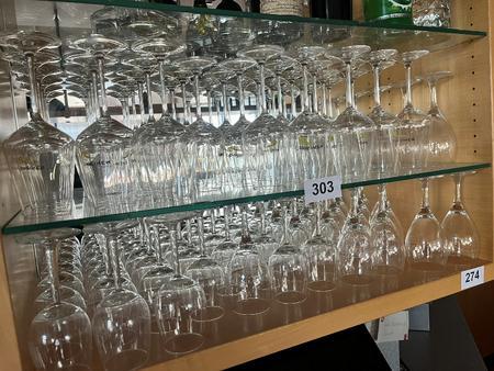 komplette Gl�serbestand der Regalanlage