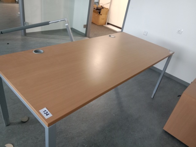 Hali Schreibtisch, ca. 180 x 80 cm?d=2026-10-30 09:33:47