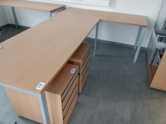 L-f&ouml;rmige Schreibtisch-Kombination 260 x 80-160 cm?d=2026-10-30 09:40:15
