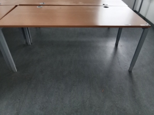Hali Schreibtisch, ca. 180 x 80 cm?d=2026-10-30 09:40:48