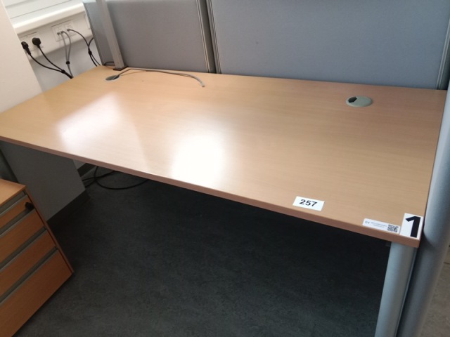 Hali Schreibtisch, ca. 180 x 80 cm?d=2026-10-30 09:53:11