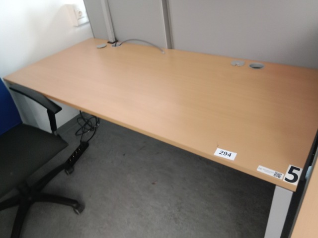Hali Schreibtisch, ca. 180 x 80 cm?d=2026-10-30 09:40:34