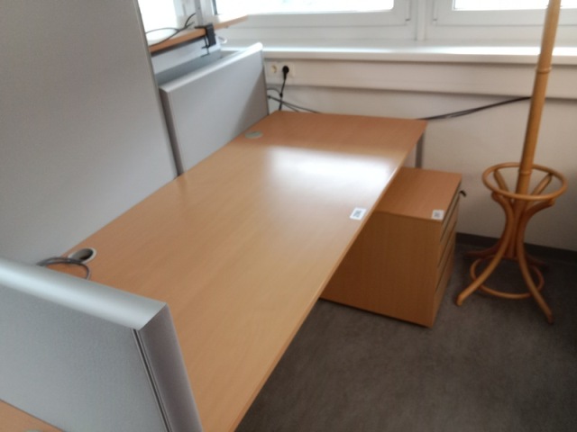 Hali Schreibtisch, ca. 180 x 80 cm?d=2026-10-30 09:40:08