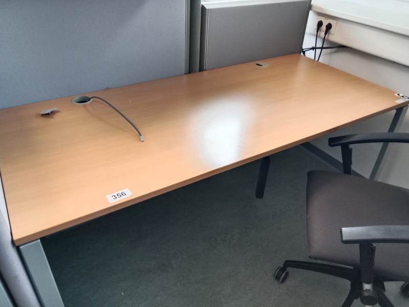 Hali Schreibtisch, ca. 180 x 80 cm?d=2026-10-30 09:40:32