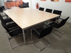 2-teiliger Besprechungstisch je ca. 200x100 cm sowie 8 Stück Besprechungsstühle 2-teiliger Besprechungstisch je ca. 200x100 cm sowie 8 Stück Besprechungsstühle