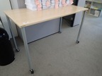 Arbeitstisch mit Rollen ca. 160x80 cm Höhe: ca. 100 cm Arbeitstisch mit Rollen ca. 160x80 cm Höhe: ca. 100 cm